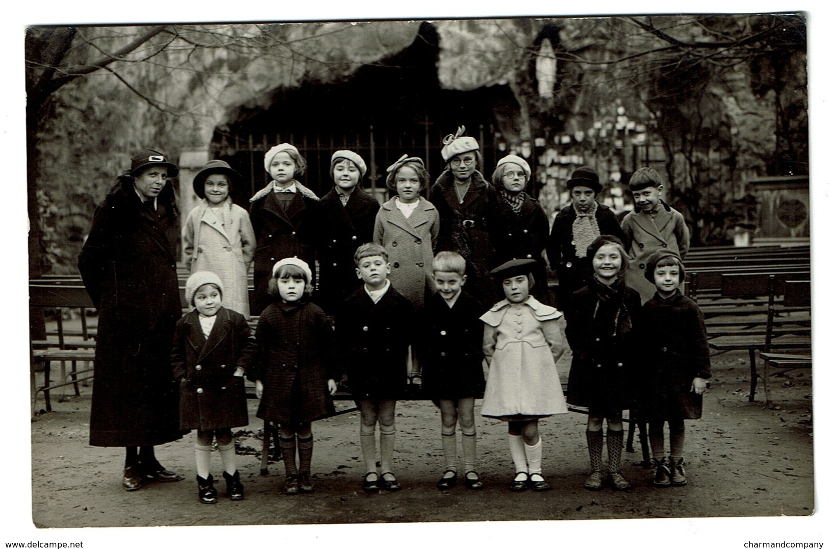 Carte Photo - Jette - Ecole Notre-Dame De Lourdes - Devant La Grotte - Photo Verbouwe - 2 Scans - Jette