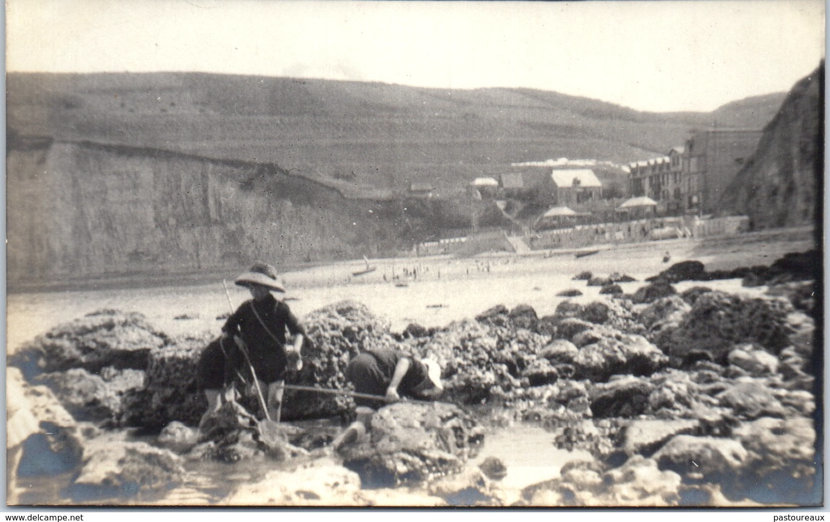 Carte Photo De La Côte Normande - Enfants Pêches Aux Moules - Autres & Non Classés