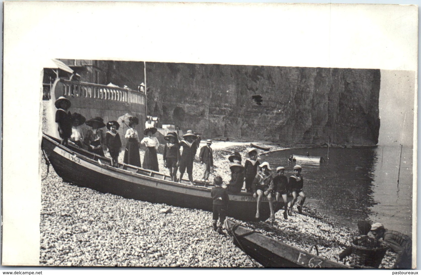 Carte Photo De La Côte Normande - Personnes Posant Sur Un Bâteau - Autres & Non Classés