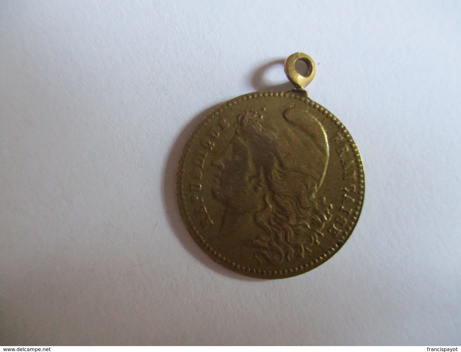 Jeton Avec Boucle De Pendantif: Imitation De La Pièce De 20 Fr. Or 1910 - Brothel Tokens