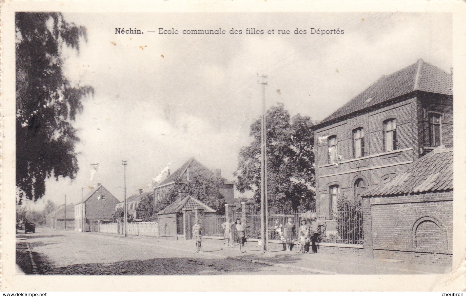 BELGIQUE. NECHIN.  CPA. RARETE.. ECOLE COMMUNALE DES FILLES ET RUE DES DÉPORTES.ANIMATION - Estaimpuis