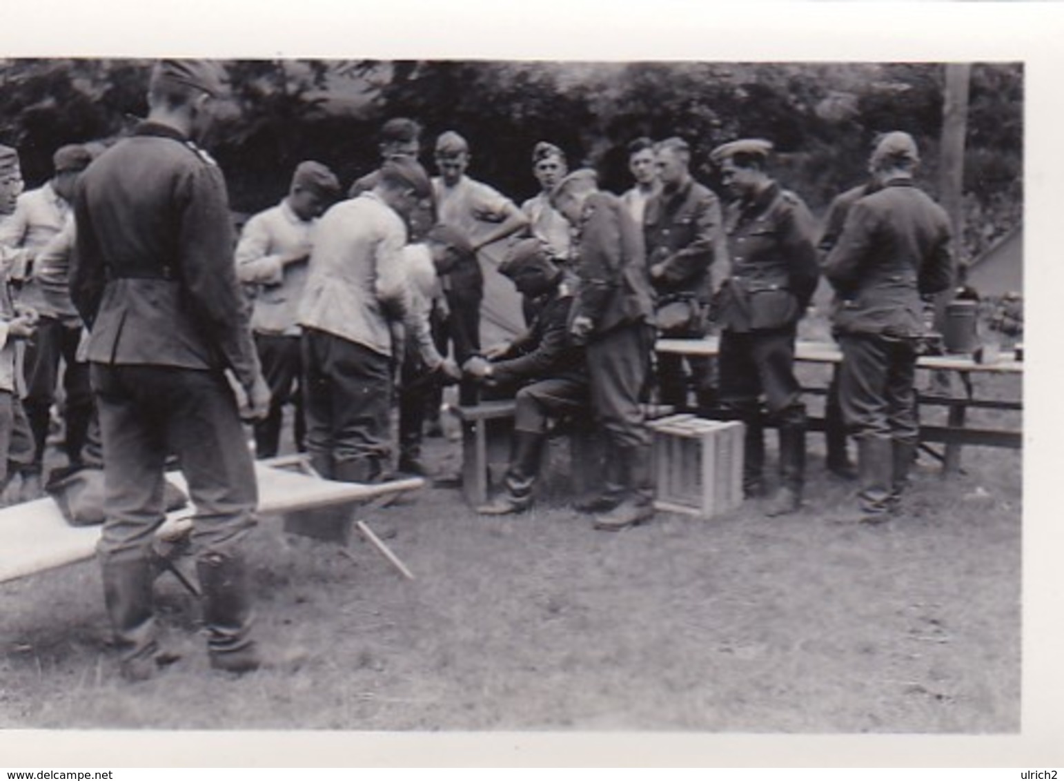 Foto Deutsche Soldaten Bei Handwerksarbeiten  - 2. WK - 8*5,5cm (42266) - Krieg, Militär