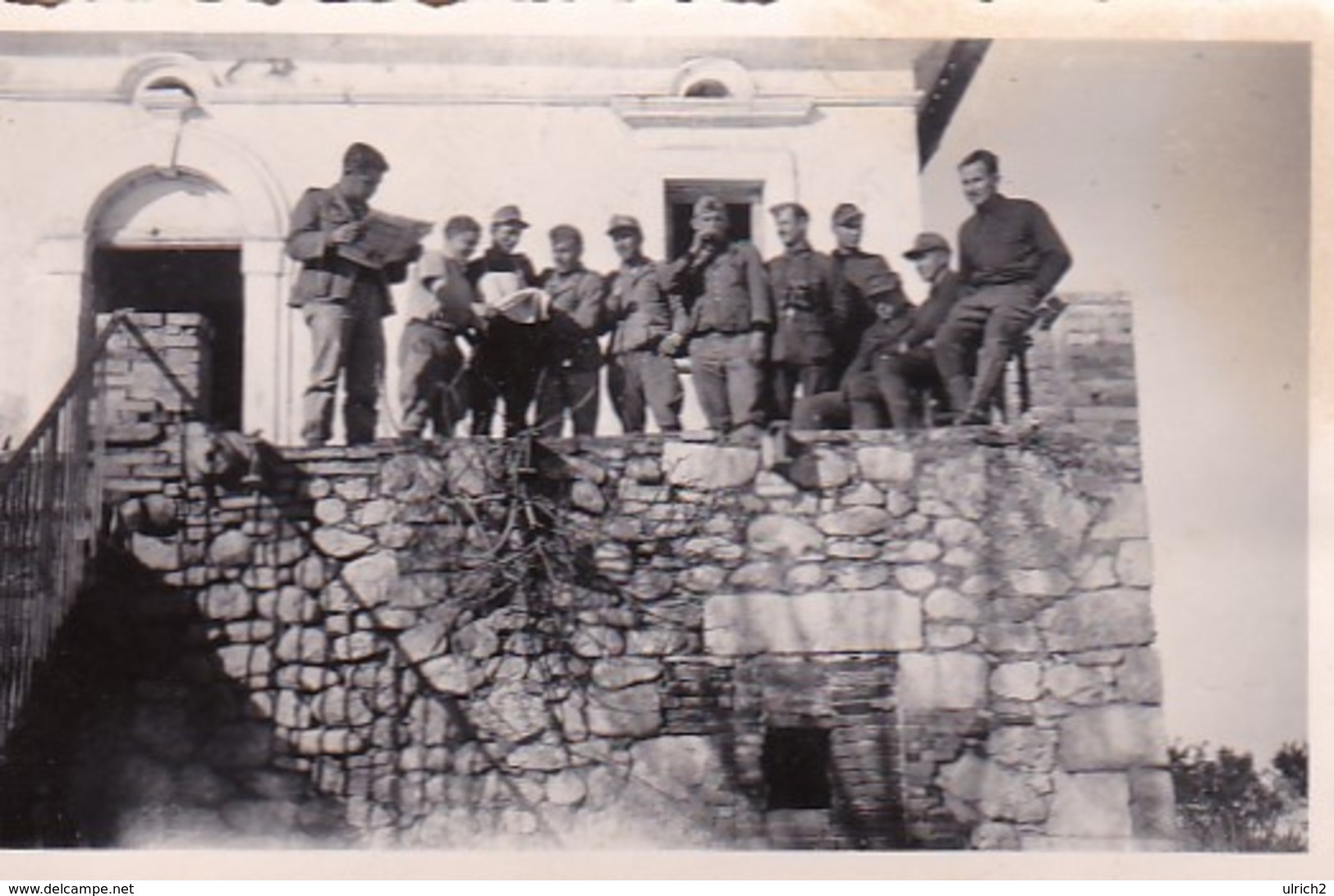 Foto Gruppe Deutsche Soldaten Auf Veranda - 2. WK - 8,5*5,5cm (42270) - Krieg, Militär