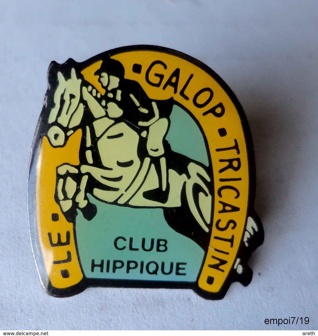 Pin's  LE GALOP TRICASTIN - Centre Equestre 26130 Saint-Paul-Trois-Châteaux - Andere & Zonder Classificatie