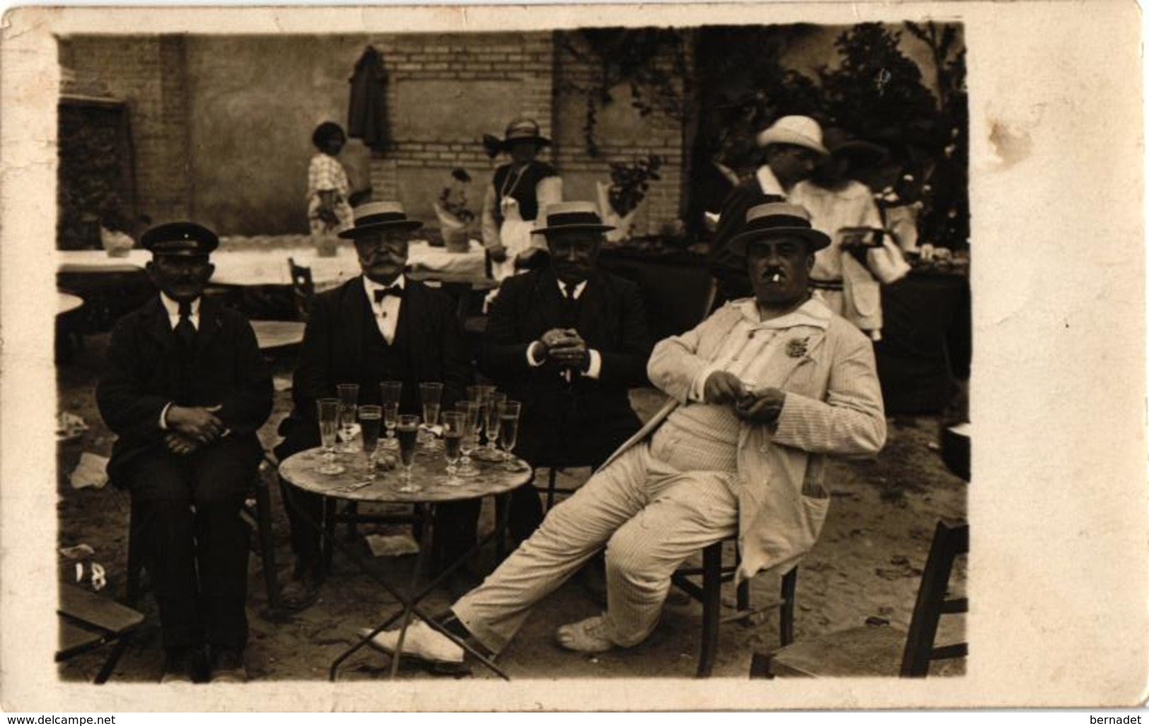 A LA TERRASSE D'UN CAFE .. TABLE RONDE AVEC LES VERRES A APPERITIF .. 4 BONS VIVANTS EN DEGUSTATION - Cafés