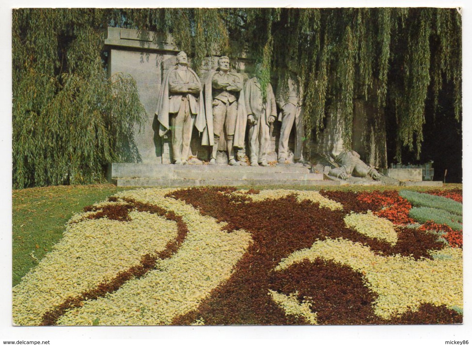 LILLE -- Monument Des Fusillés (fleurs) - Lille