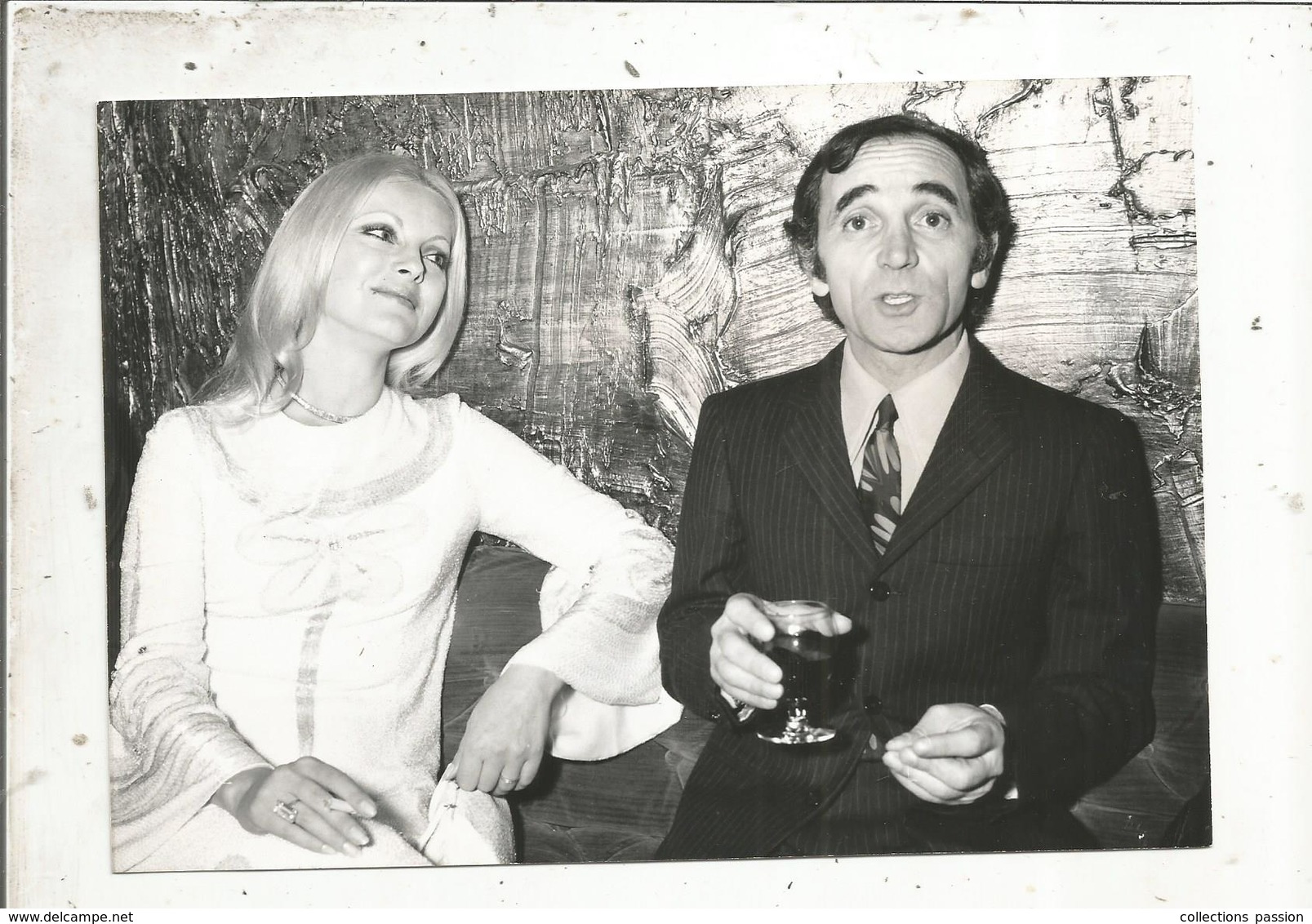 Photographie AGIP,. Film :un Beau Monstre , CHARLES AZNAVOUR, VIRNA LISI , 180 X 130 Mm, Frais Fr 1.55 E - Célébrités