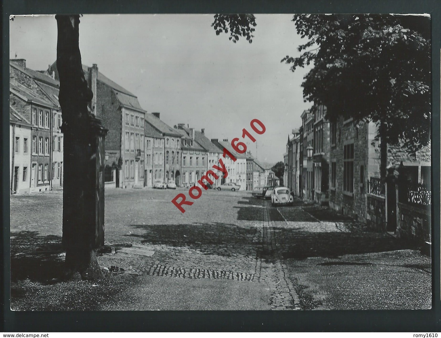 Ville De Limbourg. Place St. Georges. Autos. Photo Lander. - Limburg