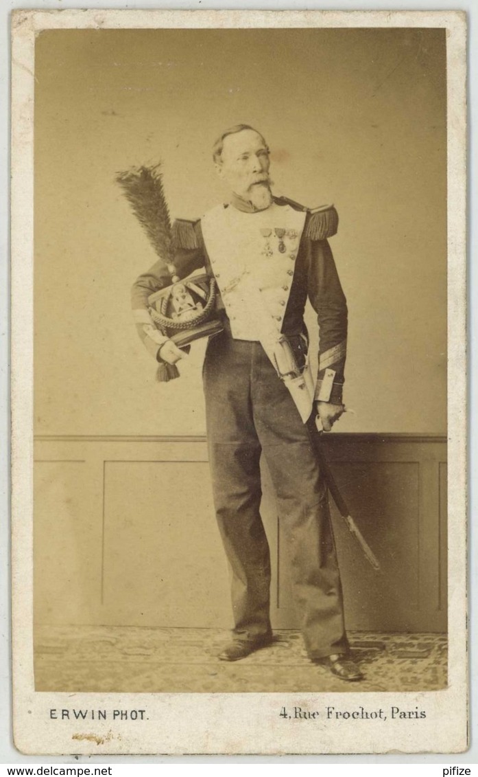 CDV Militaire 1860-70 Erwin Hanfstaengel à Paris . Ancien Avec Médaille De Sainte-Hélène . Voltigeur . Rare . - Ancianas (antes De 1900)