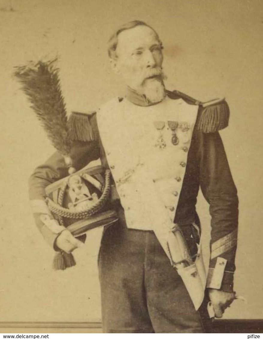 CDV Militaire 1860-70 Erwin Hanfstaengel à Paris . Ancien Avec Médaille De Sainte-Hélène . Voltigeur . Rare . - Ancianas (antes De 1900)