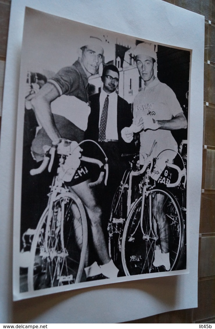 Coureurs Cyclistes, Tour De France 1958, Charly Gaul Et Frédérico,24 Cm. Sur 17,5 Cm. - Radsport