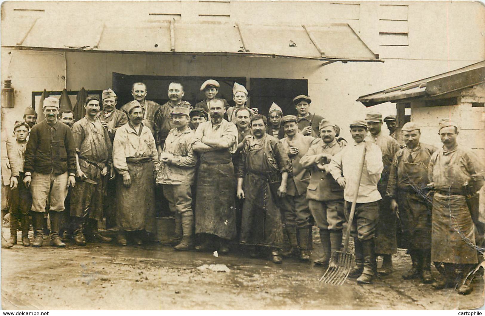 75019 - PARIS - 2 Cartes Photo - Détachement De Soldats Aux Abattoirs De La Villette En 1917 - Arrondissement: 19