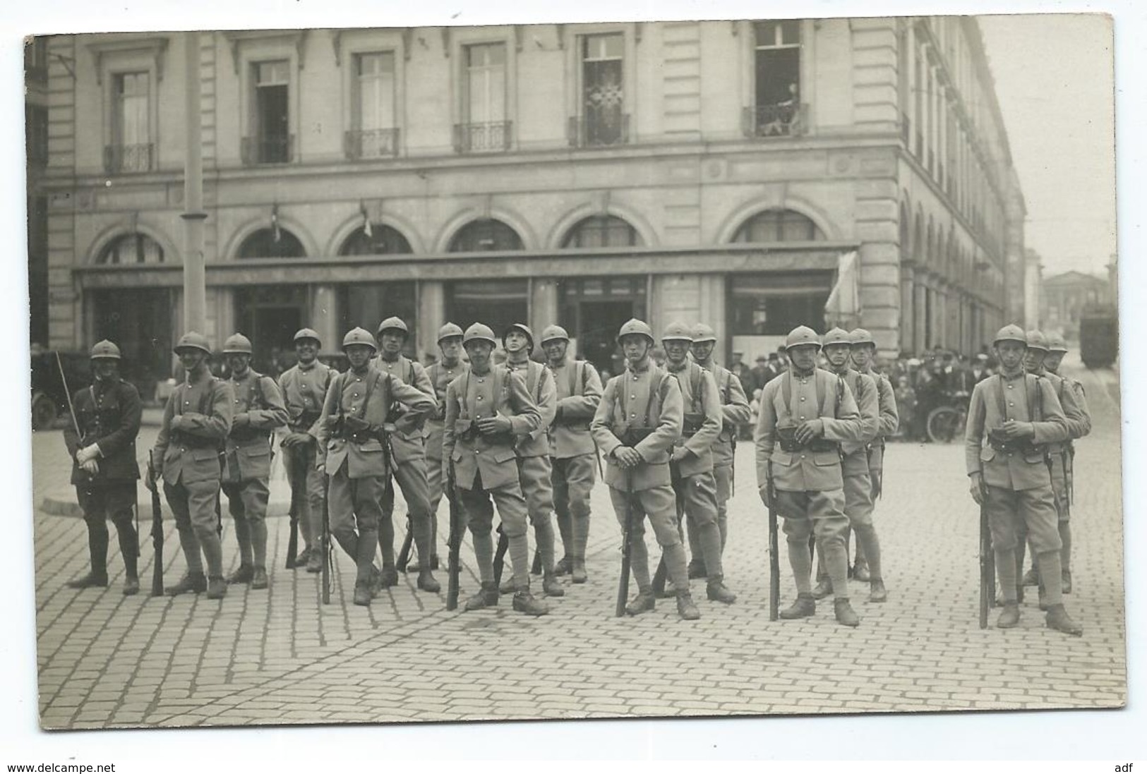 RARE CPA CARTE PHOTO REIMS ANIMEE, ANIMATION PLACE DE L'HOTEL DE VILLE, GROUPE DE SOLDATS, ( MAURICE RONSIN ), MARNE 51 - Reims