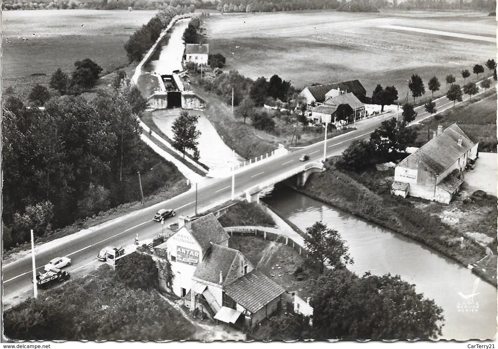 CPSM. FONTAINES LE GAUCHARD. VUE AERIENNE. ROUTE NATIONALE ET PONT SUR LE CANAL DU CENTRE. PUB. ANTAR. - Otros & Sin Clasificación