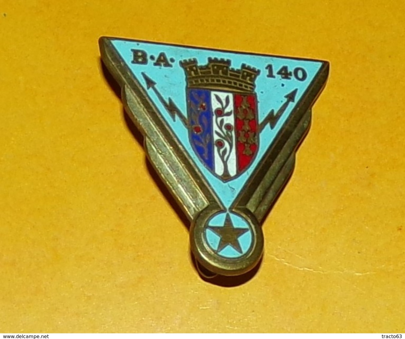 Base Aérienne 140, BLIDA, Type 1, émail, Dos Guilloché Doré, FABRICANT DRAGO PARIS,HOMOLOGATION 502, ETAT VOIR PHOTO  . - Airforce