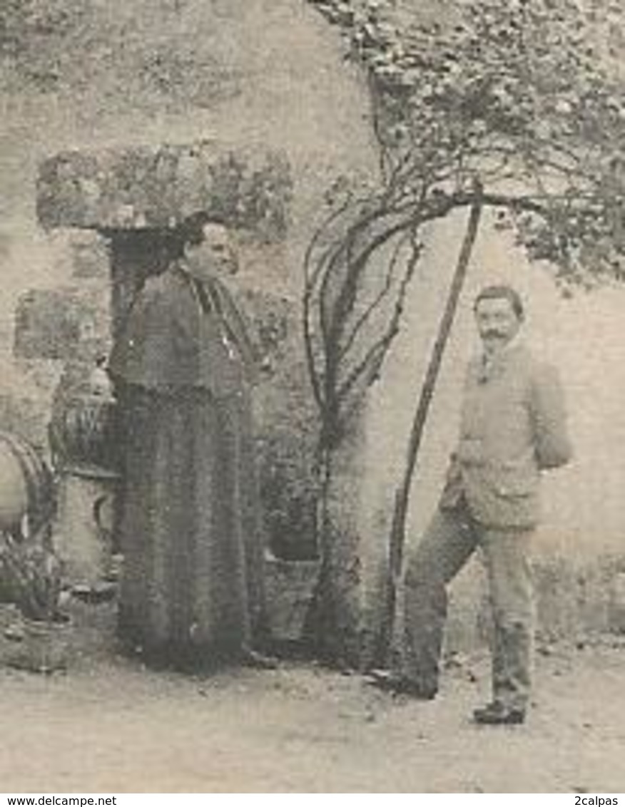 23 - Creuse - Monsieur Le Curé Et Un Paroissien Au Pied De L ' église De Vareilles Pres La Souterraine - Autres & Non Classés