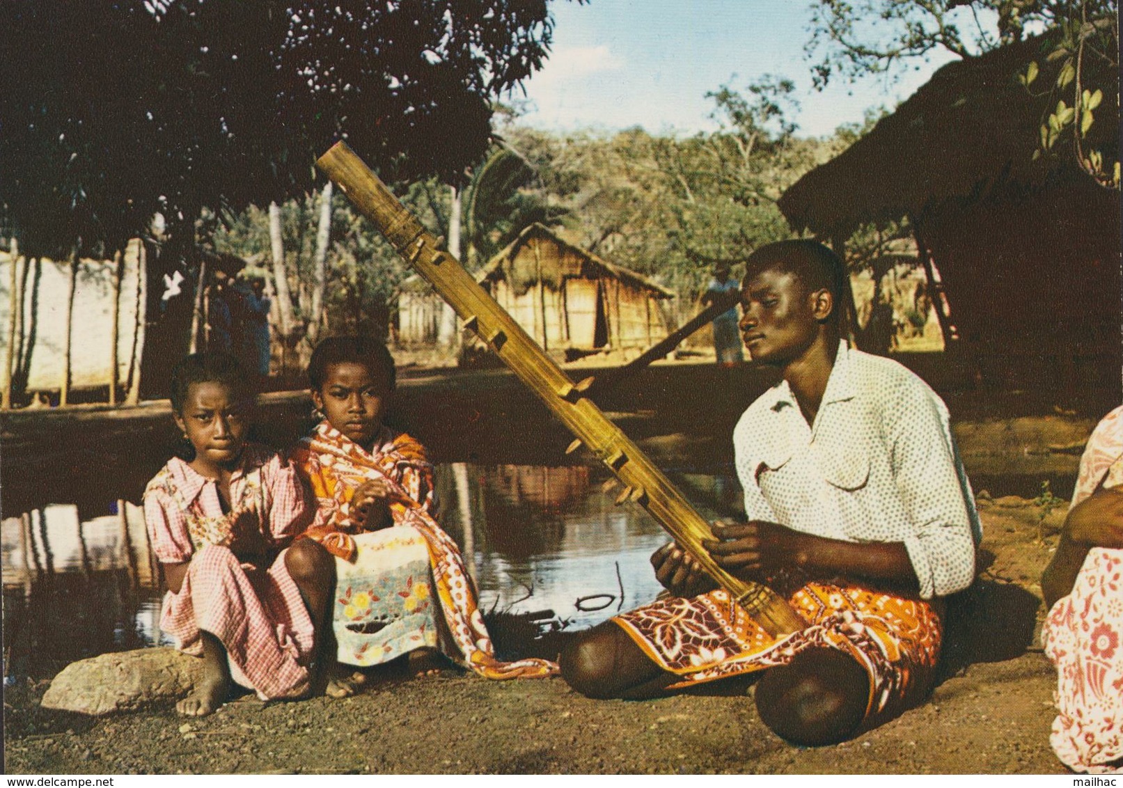 MADAGASCAR - Joueur De Valiha - Instrument De Musique - Madagascar