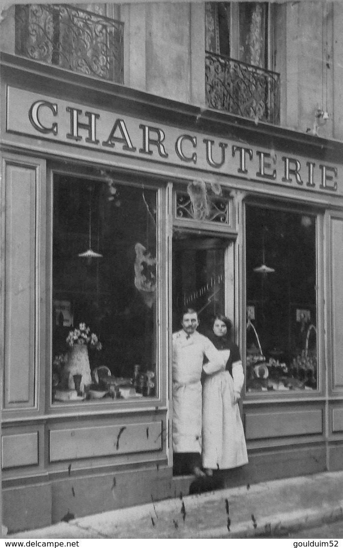 Carte Photo Non Située : Couple Devant Leur Charcuterie - Photos