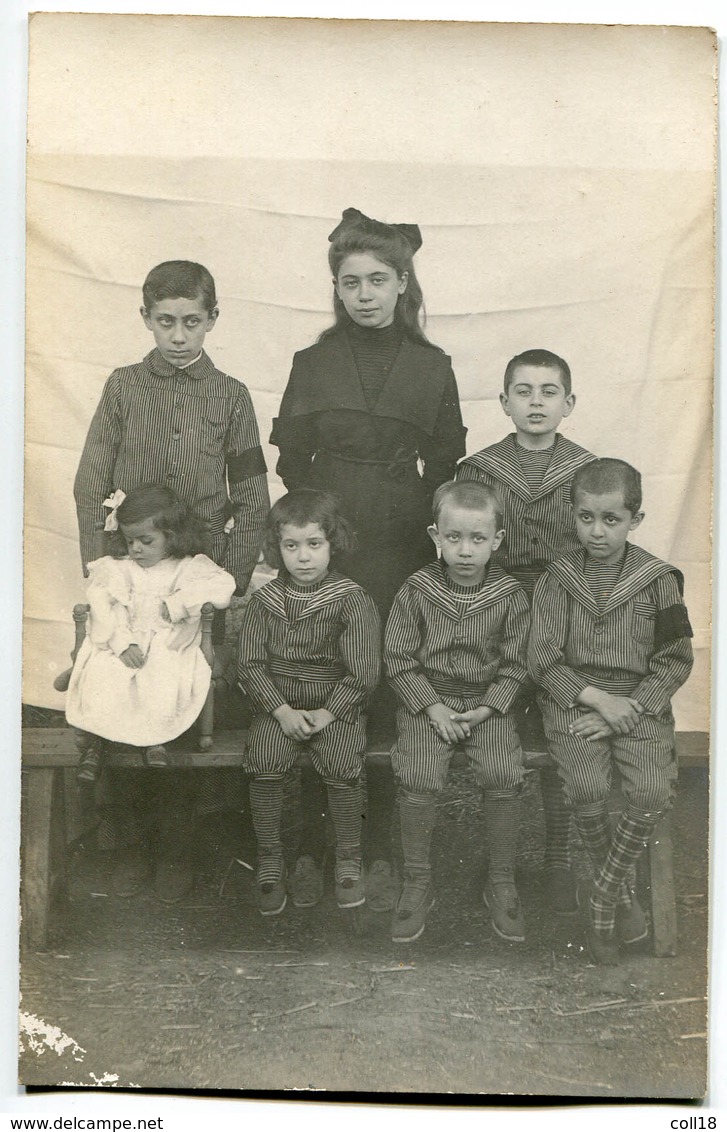 CPA Carte PHOTO Belle Famille ! ( 7 Enfants ) - Groupes D'enfants & Familles