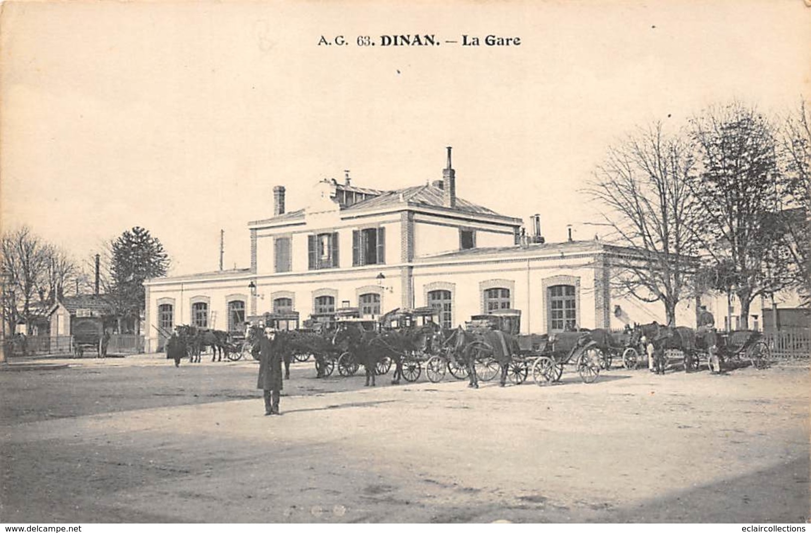 Dinan     22       Extérieur De La Gare. Calèches                   (voir Scan) - Dinan