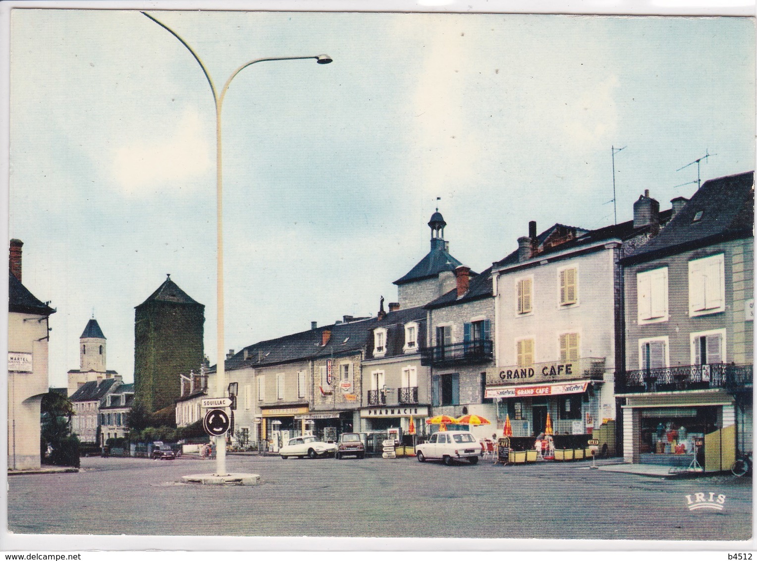 46 MARTEL En QUERCY Le Rond Point Façade Grand Café , Pharmacie , Voiture Année 1960 Citroen DS ,Renault 16 - Other & Unclassified