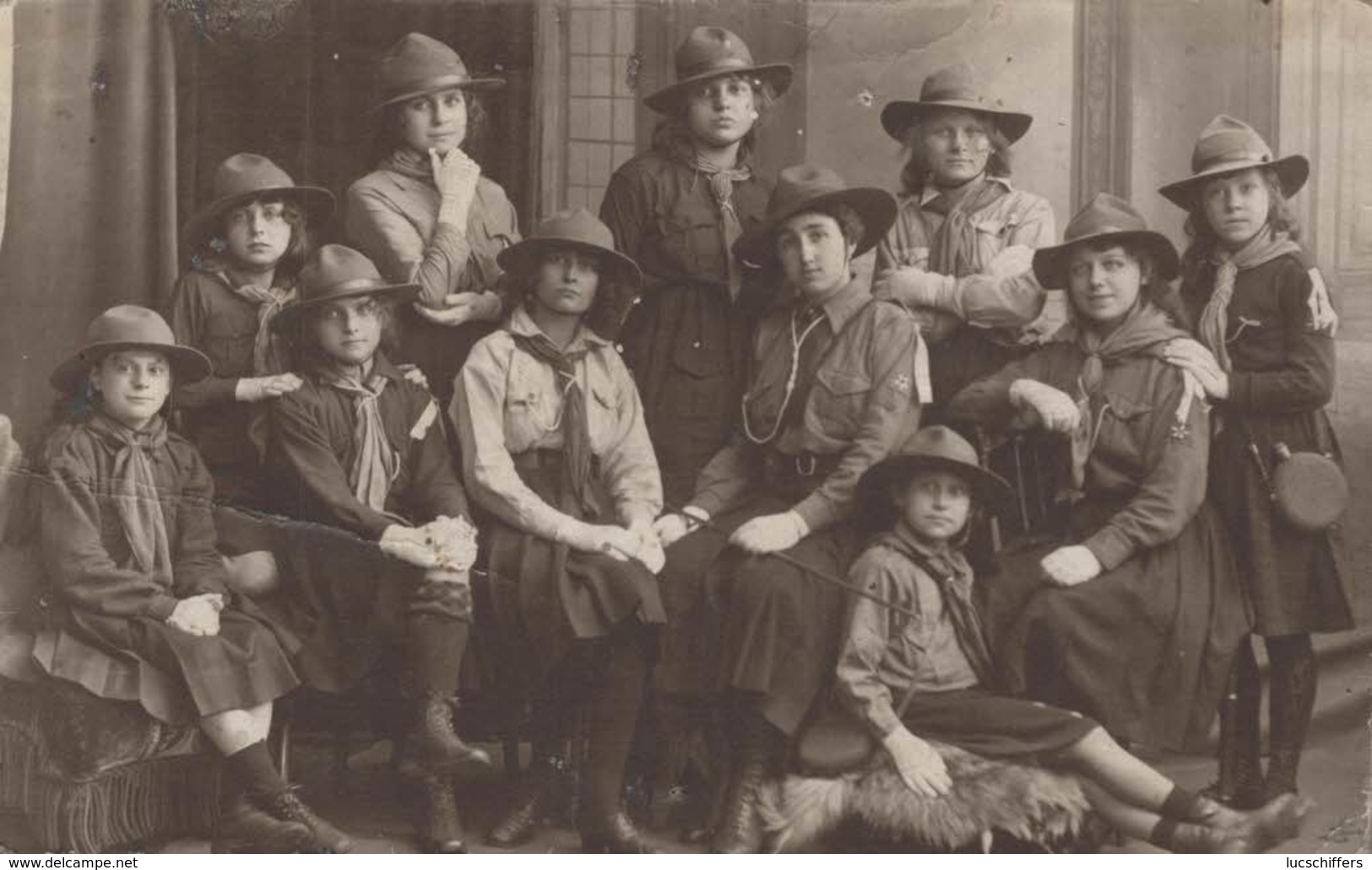 Carte-photo - Le Scoutisme - Groupe De Jeunes Femmes Scouts - 2 Scans - Scoutisme