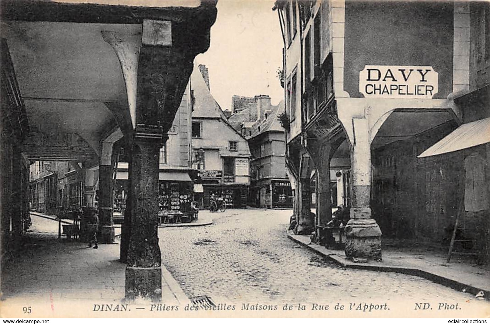 Dinan     22        Maisons De La Rue De L'Apport    Enseigne De Chapelier   (voir Scan) - Dinan