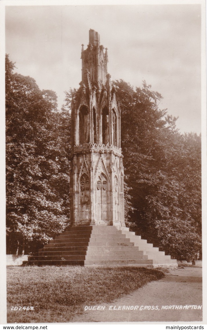 AR35 Queen Eleanor Cross, Northampton - RPPC - Northamptonshire