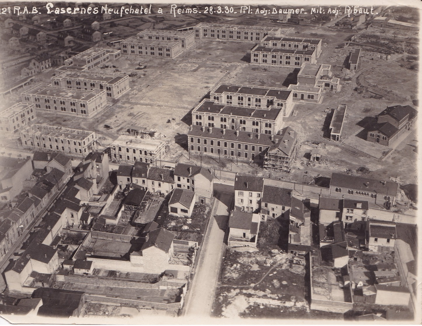 Deux Photos Aériennes De La Caserne  Neufchatel à Reims Du 12éme RAB (1930) - War, Military