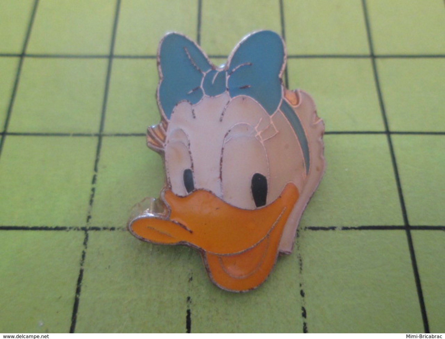 SP06  Pin's Pins / Beau Et Rare : THEME : DISNEY / TETE DE DAISY - Disney