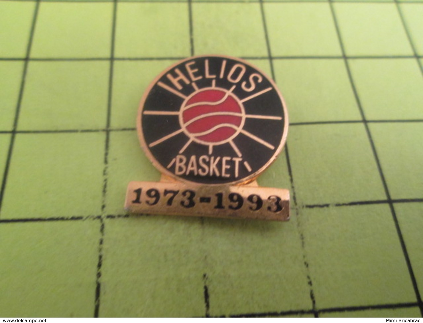 316B Pin's Pins / Beau Et Rare : THEME : SPORTS / BASKET-BALL CLUB HELIOS BASKET 1973-1993 - Alimentation