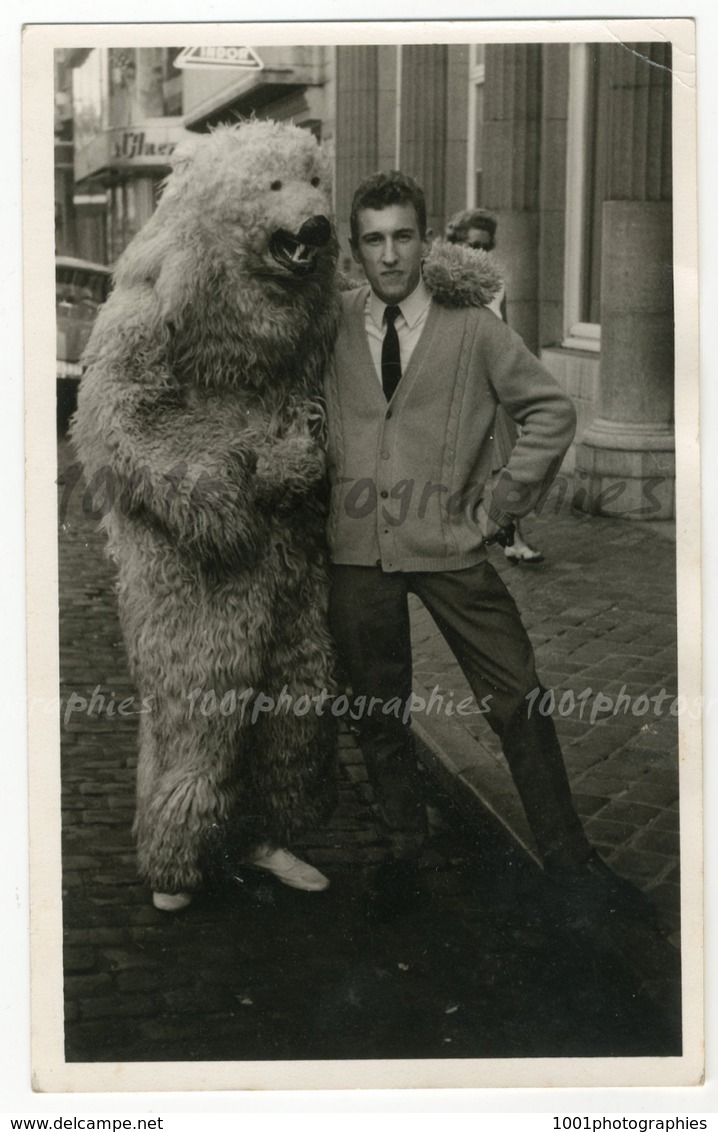 Snapshot - Portrait D&#039;un Homme Accompagn&eacute; D&#039;un Personnage D&eacute;guis&eacute; En Ours Polaire. - Autres & Non Classés