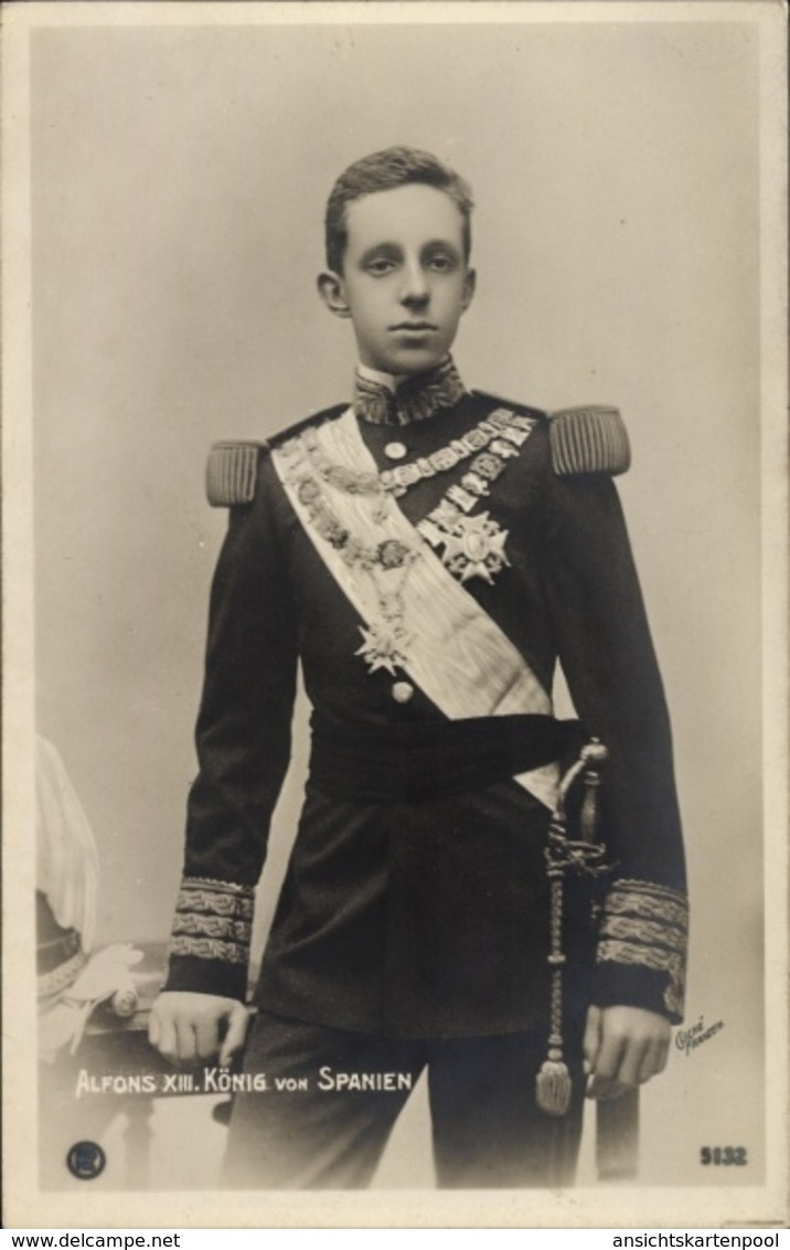 Cp Roi Alfons XIII. Von Spanien, Standportrait In Uniform, RPH 5132 - Familles Royales