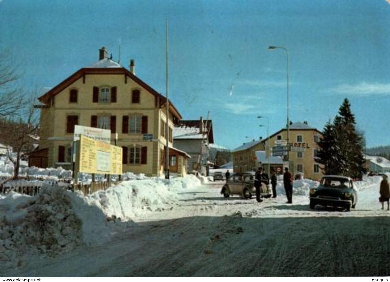 CPM - LA CURE - Frontière Franco-Suisse  ...(Voiture Citroën DS VW Coccinelle) - Voitures De Tourisme