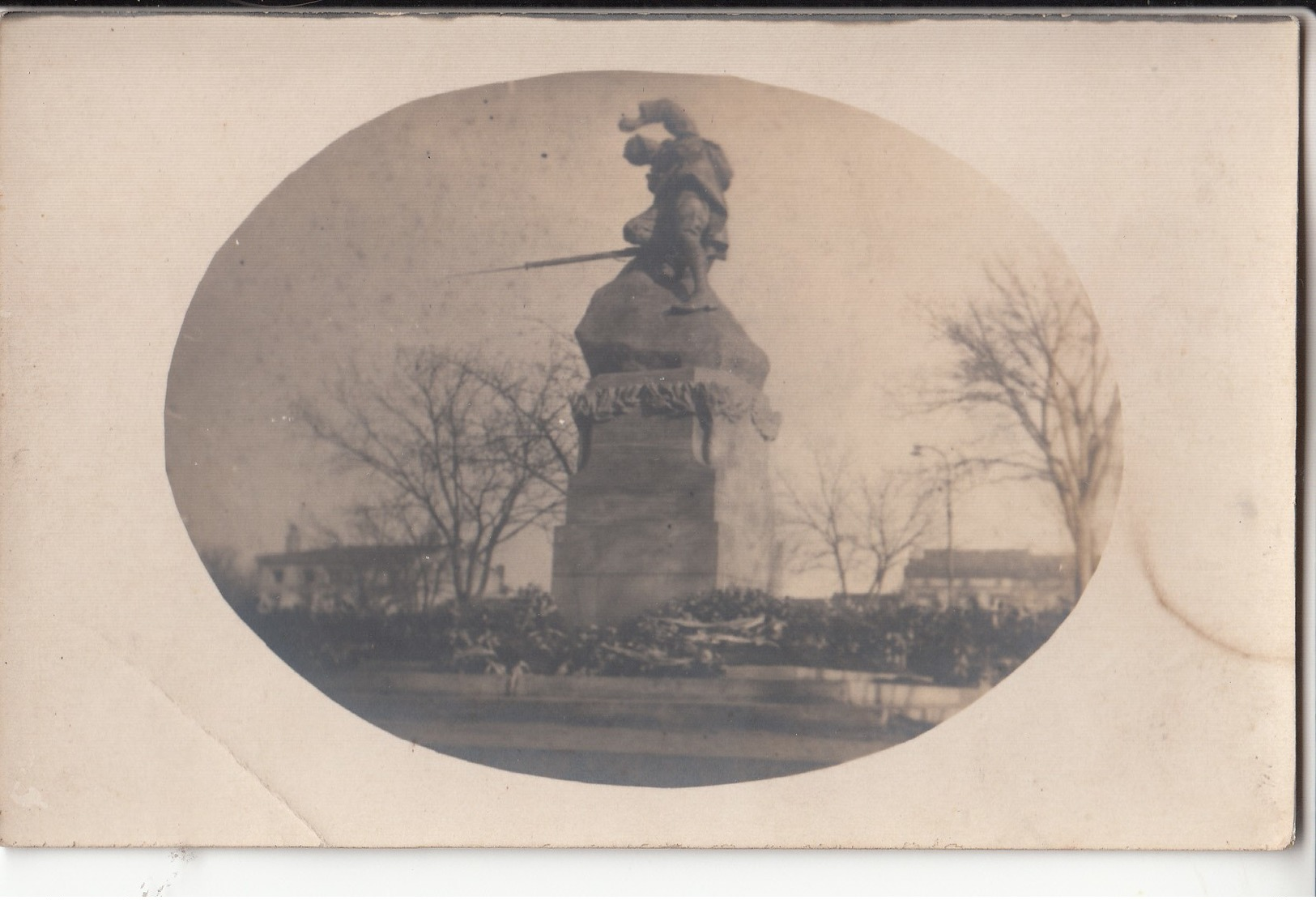 Villefranche En Lauragais Carte Photo Monument Aux Morts Un Pli - Other & Unclassified