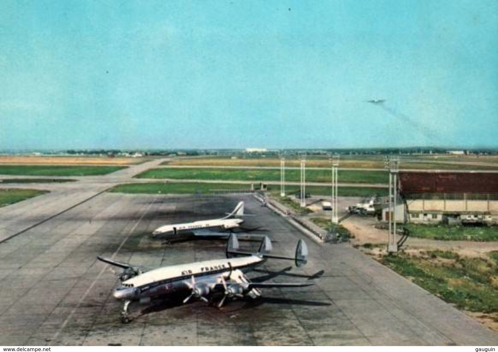 CPM - CONSTELLATION Et CARAVELLE De La Cie AIR-FRANCE ( Vue Prise Aéroport Du BOURGET ?) ... - Vliegvelden