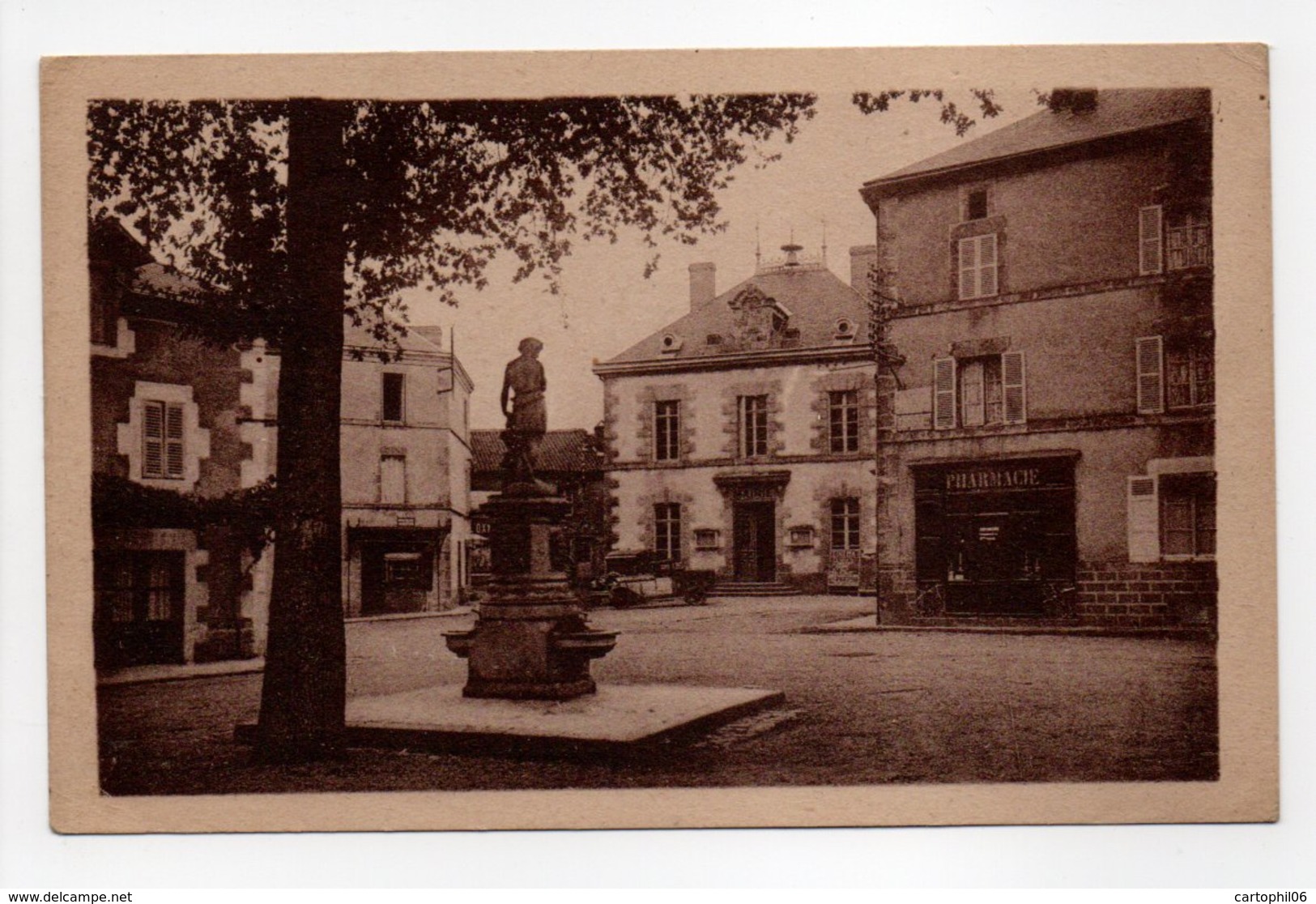 - CPA BESSINES (87) - Place De La Mairie 1946 (PHARMACIE) - Photo CIM - - Bessines Sur Gartempe