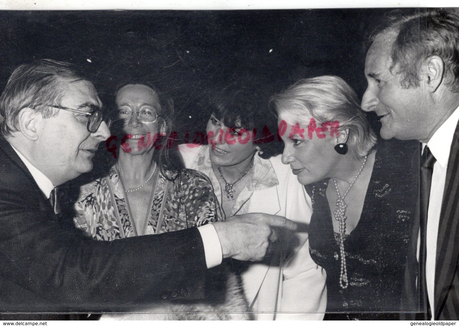 16-COGNAC-FESTIVAL DU POLAR 1986-CLAUDE CHABROL A GERARD DE VILLIERS - BERNADETTE LAFONT- RARE PHOTO ORIGINALE - Célébrités