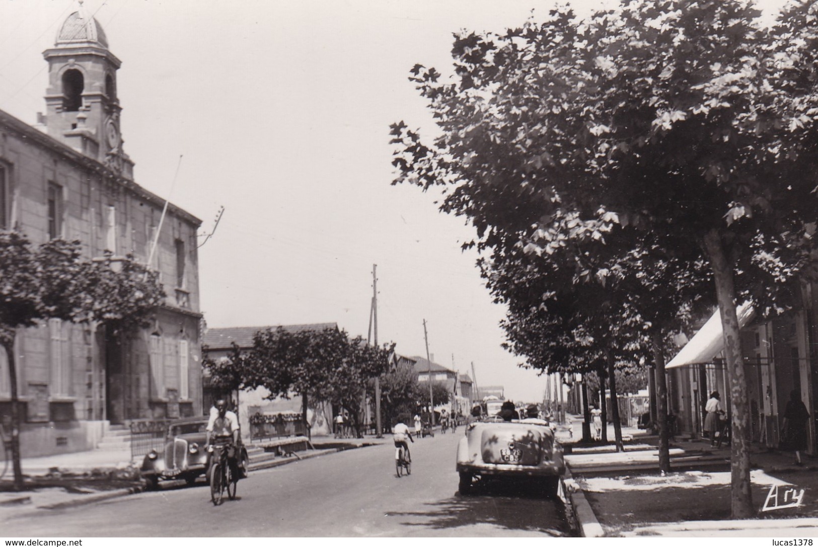 13 / PORT SAINT LOUIS / LA MAIRIE ET AVENUE GABRIEL PERI / RARE CPSM AVEC BELLE DECAPOTABLE - Saint-Louis-du-Rhône