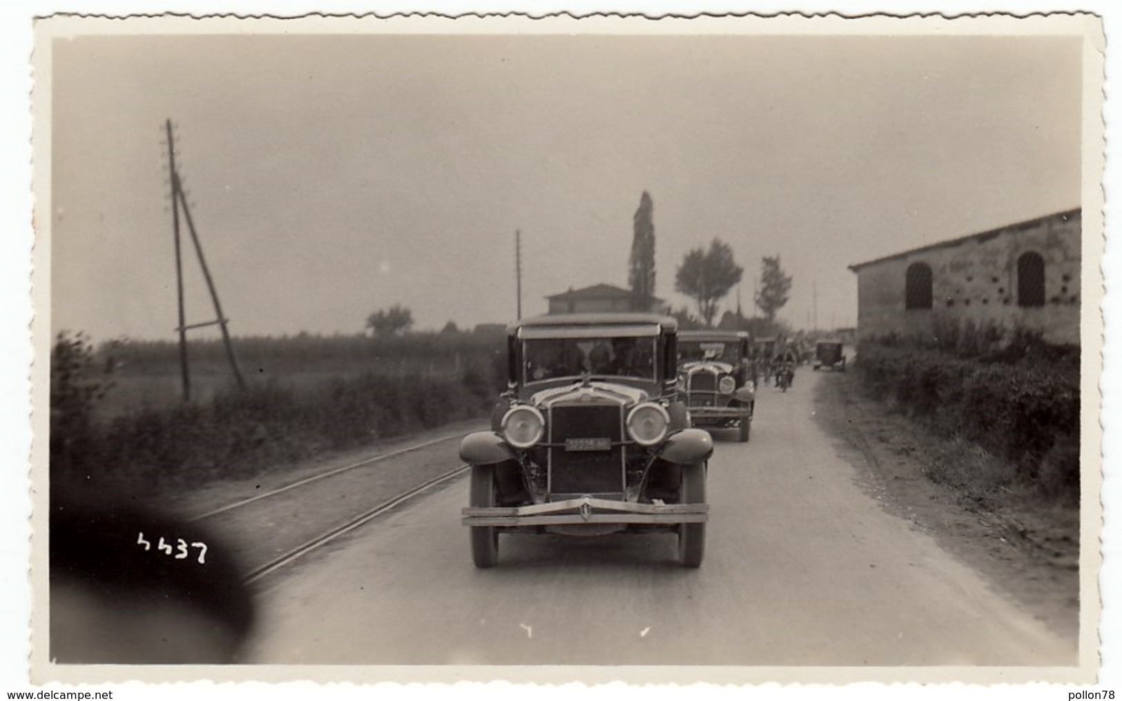 FOTOGRAFIA - CICLISMO - CORSA CICLISTICA - ANTEGUERRA - AUTOMOBILI AL SEGUITO - CARS - Vedi Retro - Ciclismo