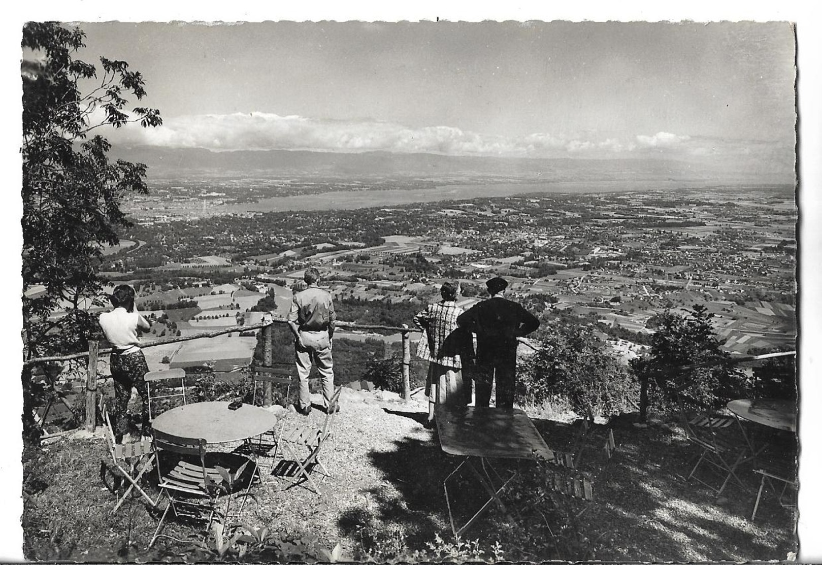 CPSM Dentelée En GF Et En NB De LE  MONT  SALEVE (74) - Panorama Sur Genève Et Le Lac Léman, Vus Du Chalet       //  TBE - Other & Unclassified