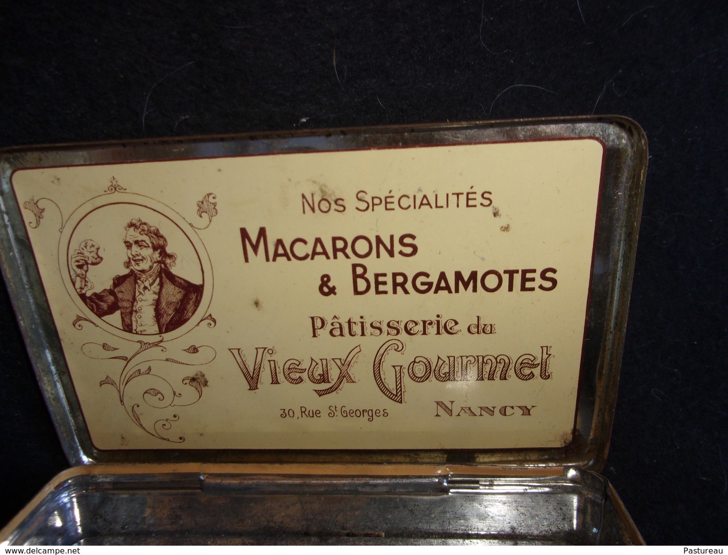 Boîte En Fer. Nancy .Place Stanislas.Pub Bergamotes .Pâtisserie Du Vieux Gourmet , Rue St - Georges. Voir 2 Scans . - Boîtes/Coffrets