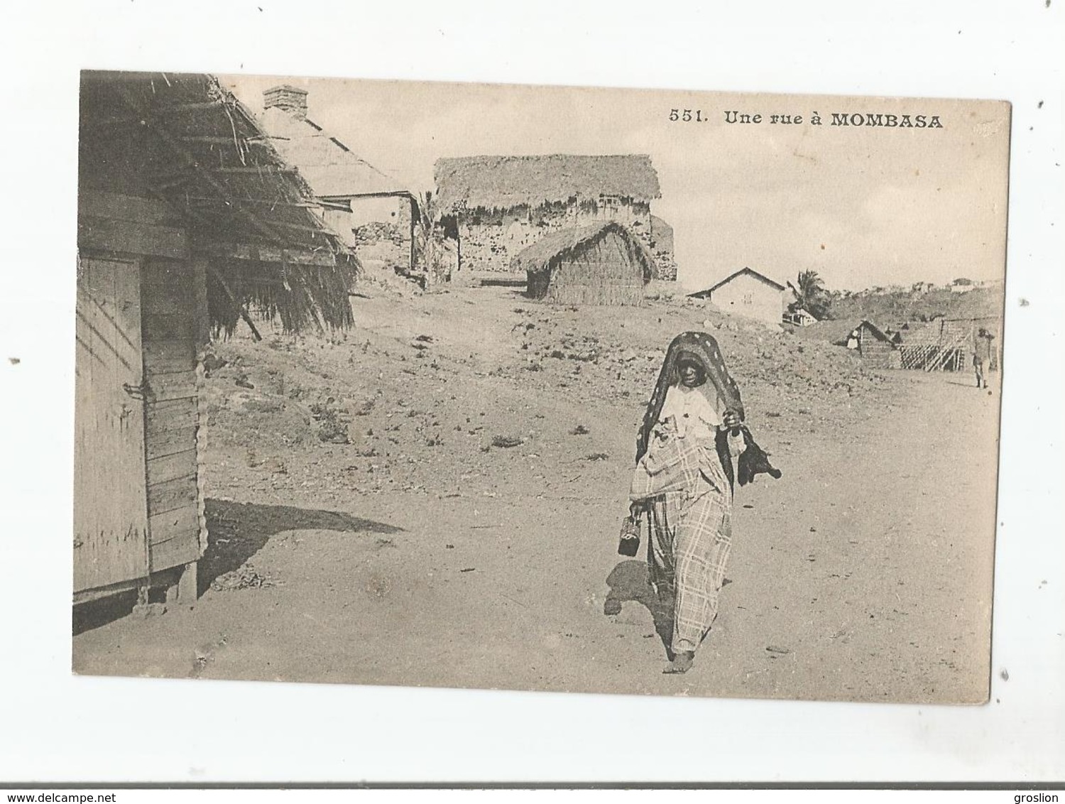 UNE RUE A MONBASA (KENYA) 551 (FEMME MARCHANT) - Kenya