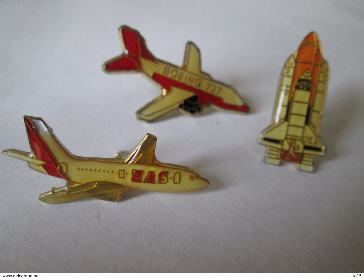 PIN'S   LOT 3 AVIONS  NAVETTE - Airplanes