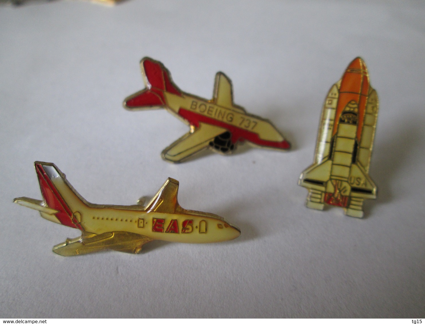 PIN'S   LOT 3 AVIONS  NAVETTE - Airplanes