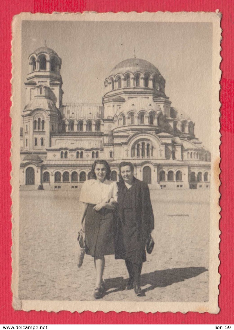 244808 / SOFIA - WOMEN Alexander Nevsky Cathedral , Vintage Original Photo , Bulgaria Bulgarie Bulgarien Bulgarije - Personnes Anonymes