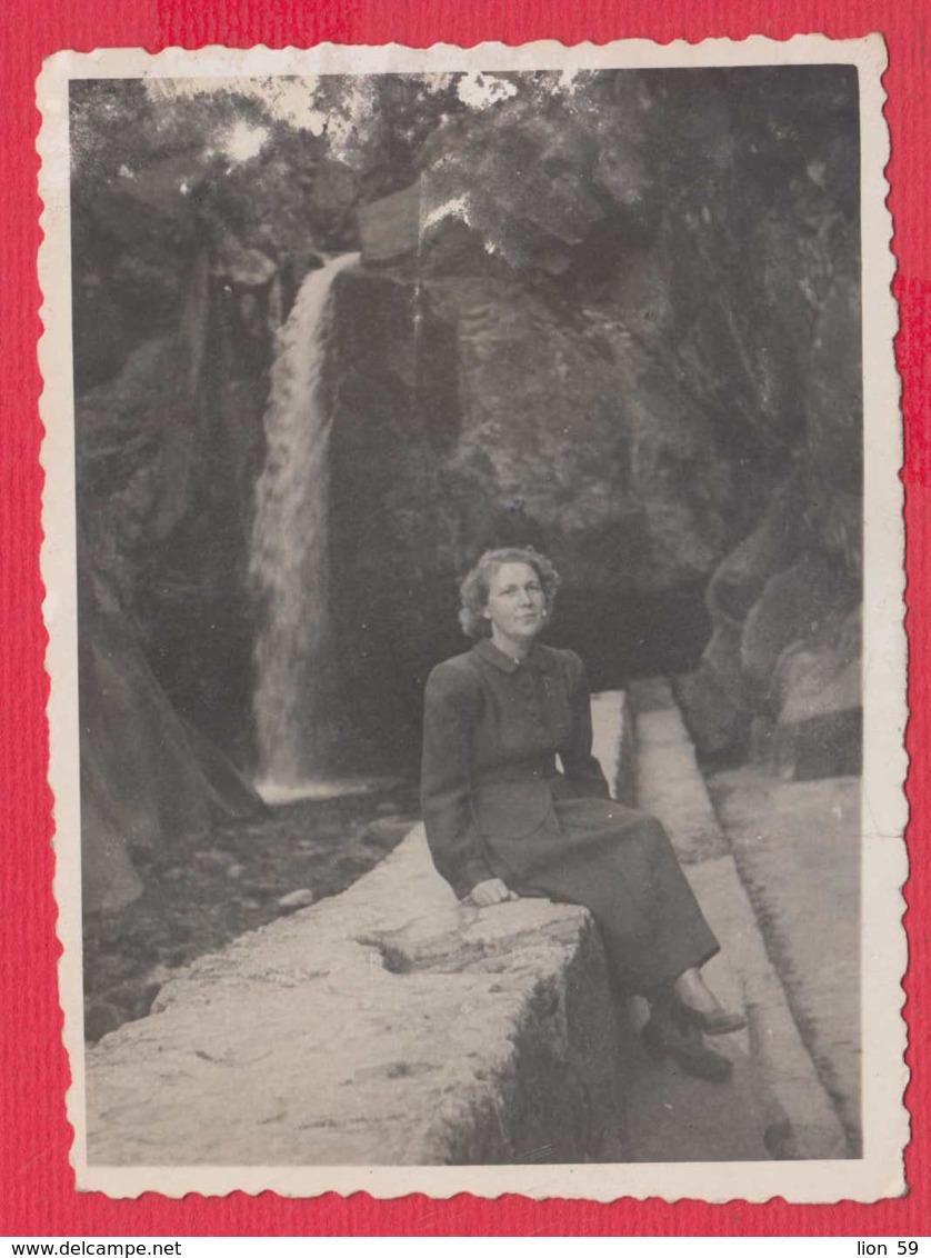 244812 / Kostenets - WOMAN Waterfall 1948   , Vintage Original Photo , Bulgaria Bulgarie Bulgarien - Personnes Anonymes