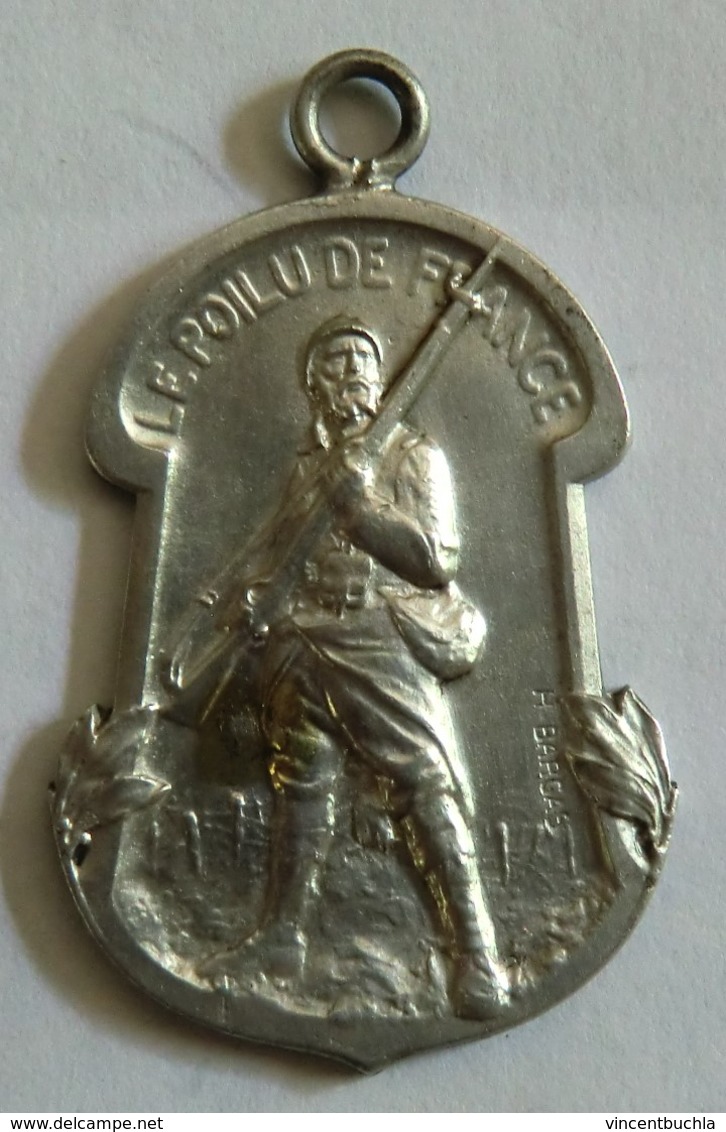 Médaille Avec Bellière Le Poilu De France Gravure Avec Fusil Signé H Bargas Hauteur 37 Mm - Francia