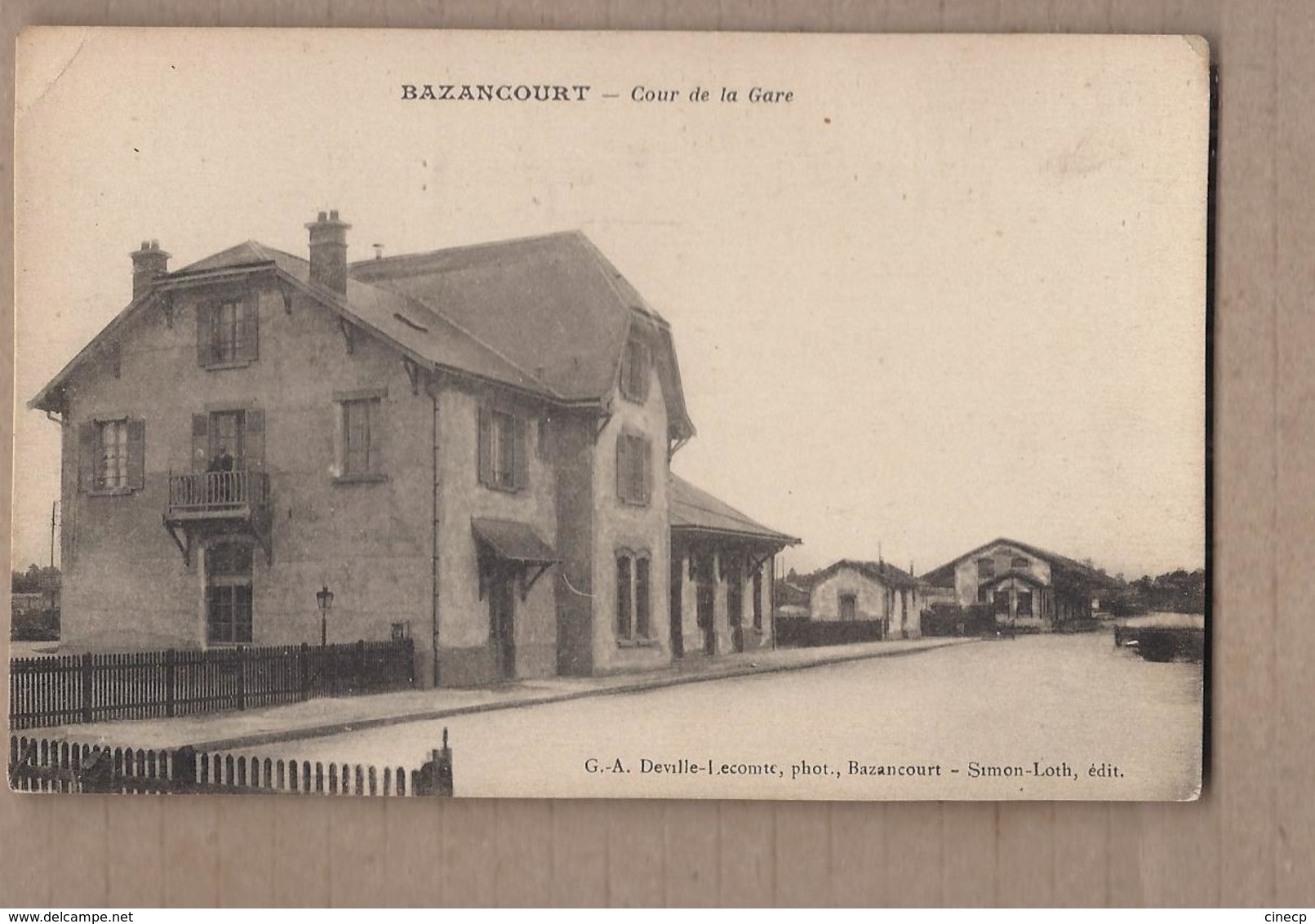 CPA 51 - BAZANCOURT - Cour De La Gare - TB PLAN Place + TB EDIFICE Ferroviaire - CHEMIN DE FER - Bazancourt