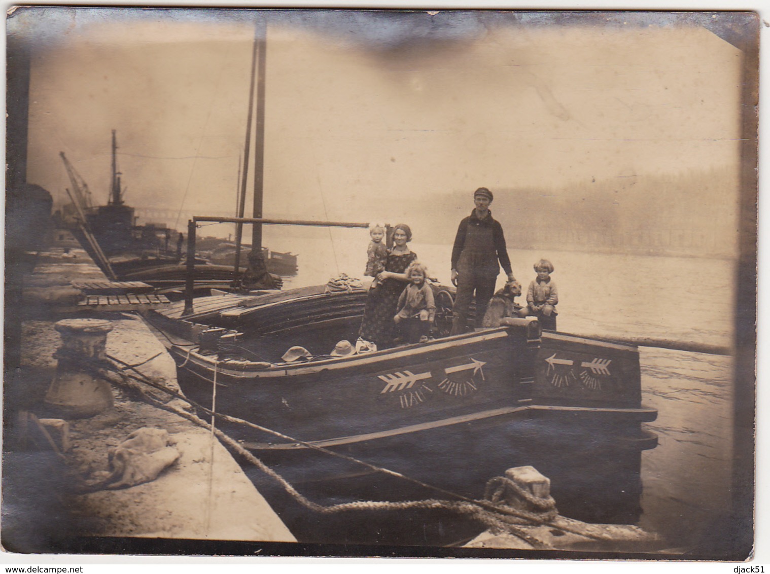 Ancienne Grande Photographie Sépia / Couple, Enfants, Chien Sur Une Péniche " HAUT BRION " / Serge Lantreibecq - Personnes Identifiées